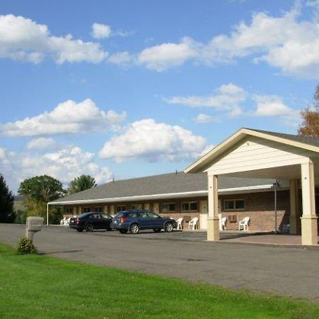 Red Carpet Inn On The Lake - Oneonta Buitenkant foto
