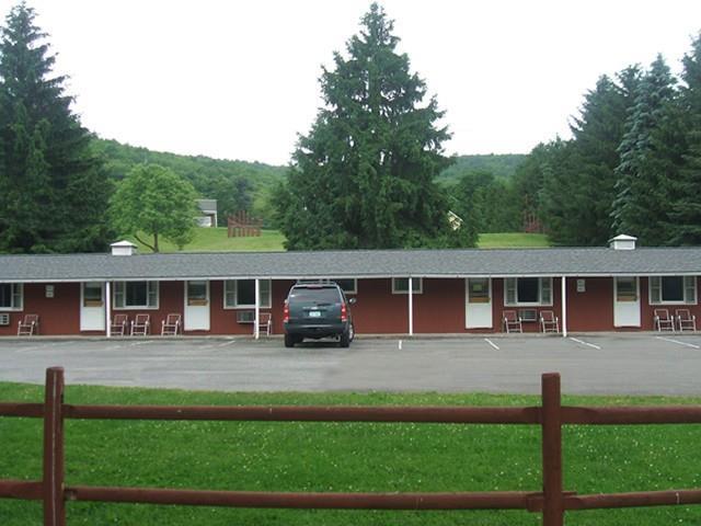 Red Carpet Inn On The Lake - Oneonta Buitenkant foto