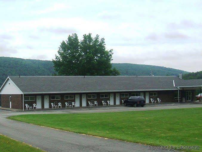 Red Carpet Inn On The Lake - Oneonta Buitenkant foto